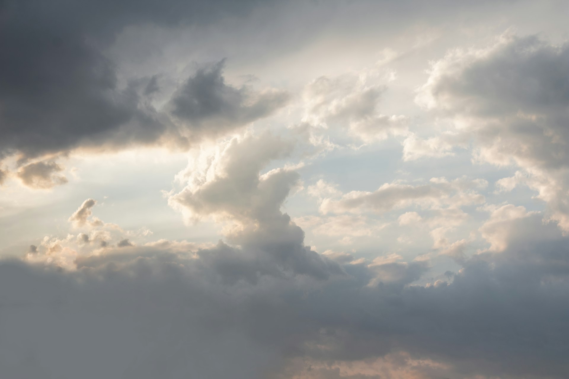 Nubes blancas contra un cielo azul