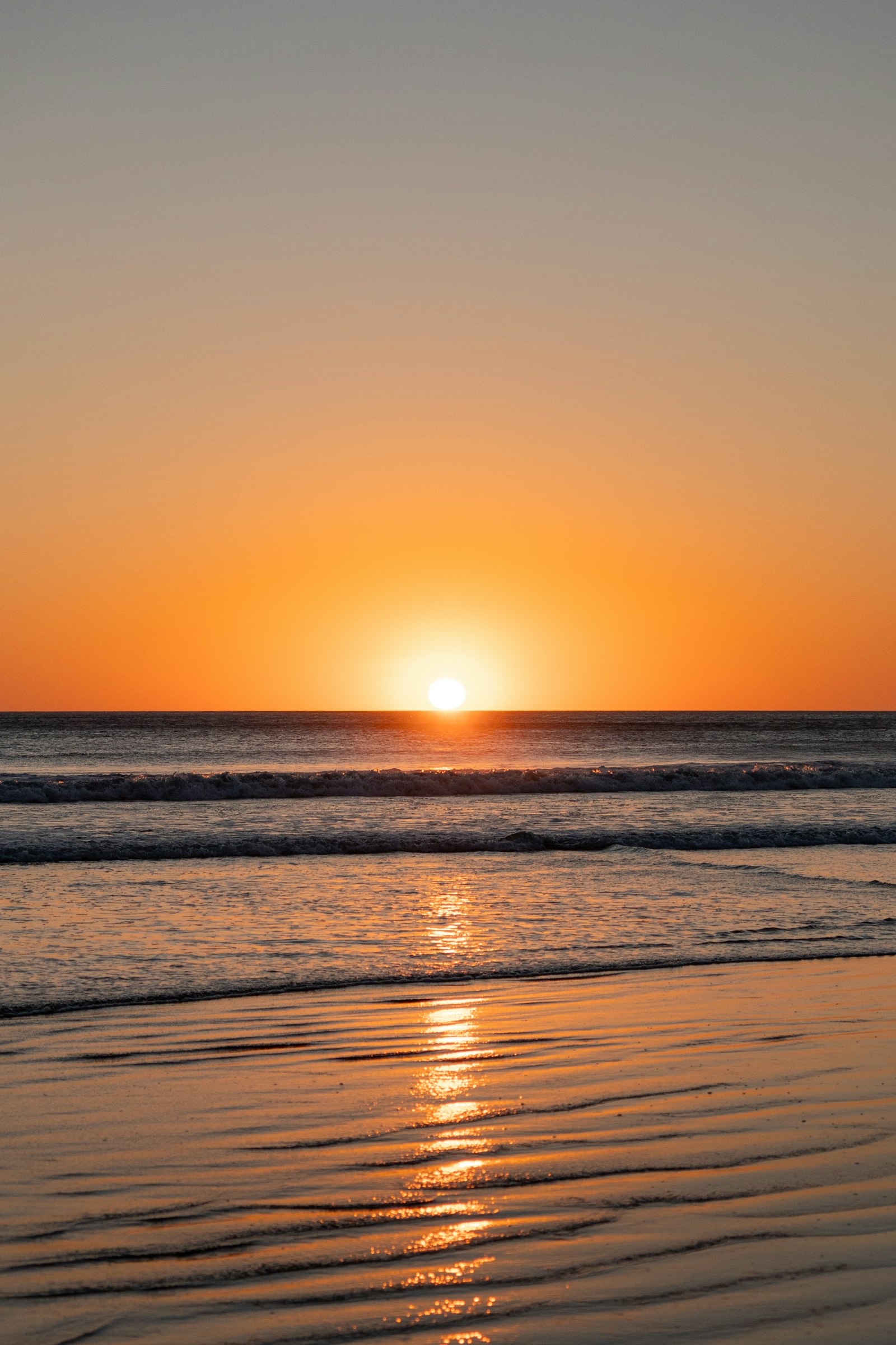 El sol poniéndose sobre el océano