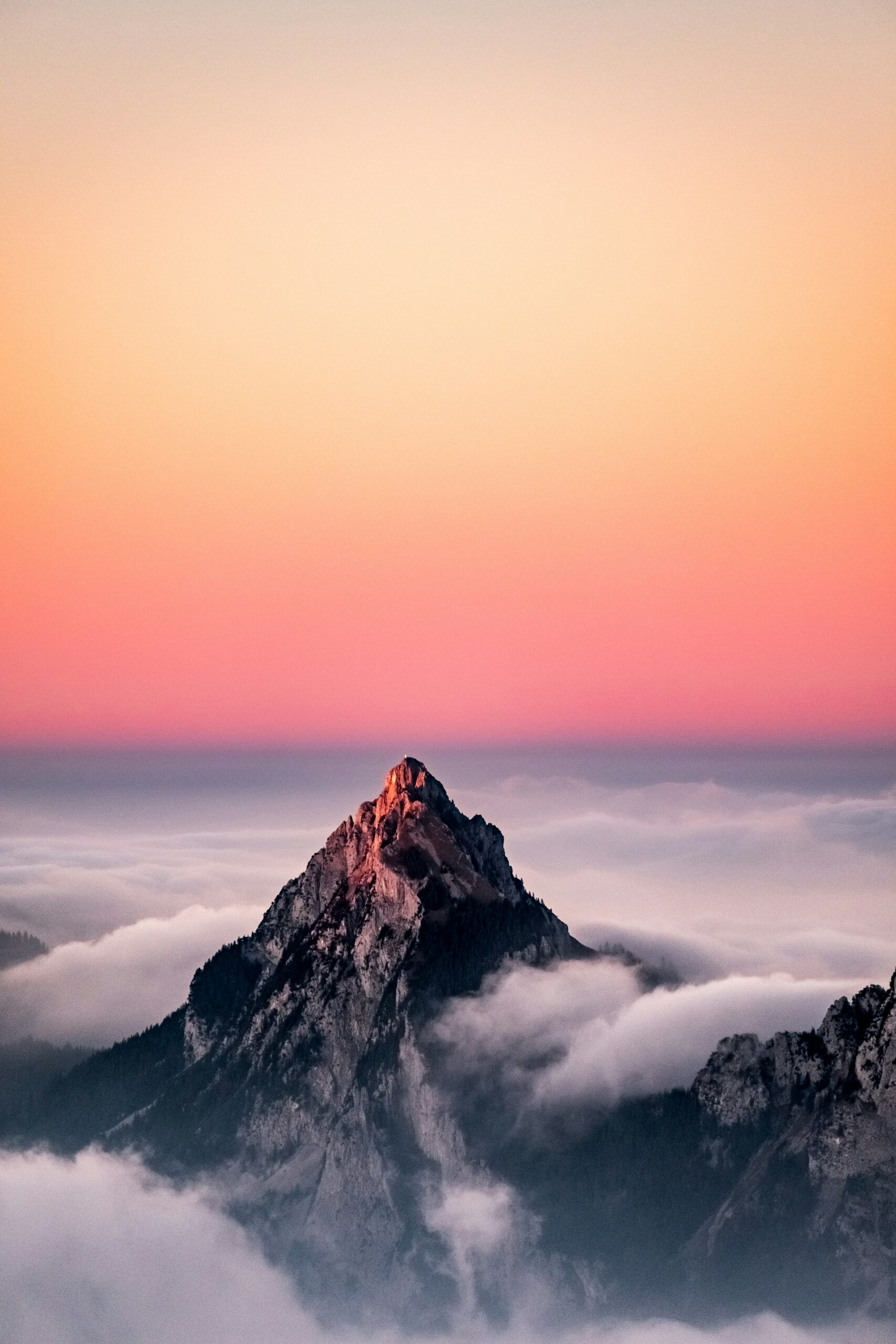 Amanecer visto desde lo alto de una montaña