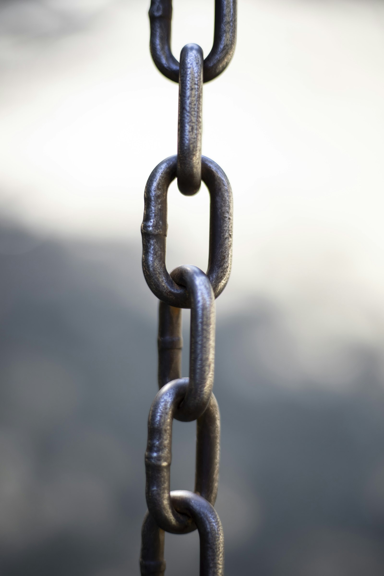 Una cadena de metal contra el cielo