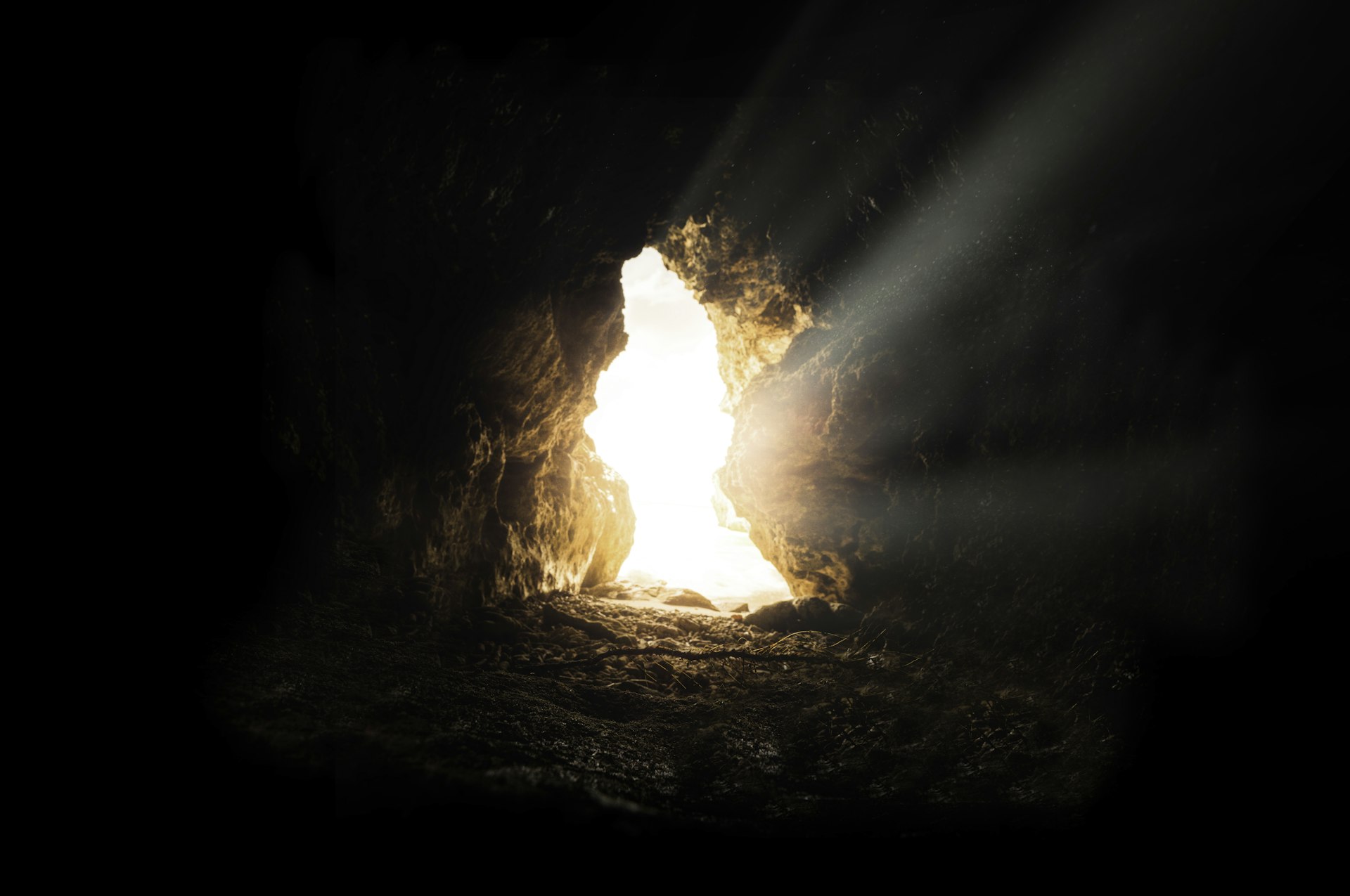Rayos de luz entrando en una cueva oscura