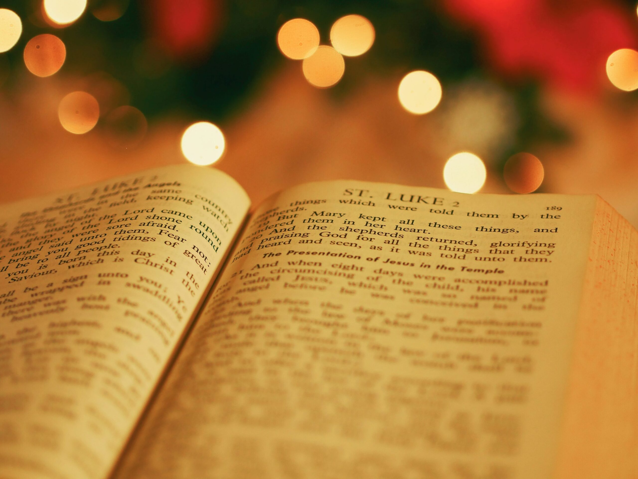Biblia abierta con luz de fondo