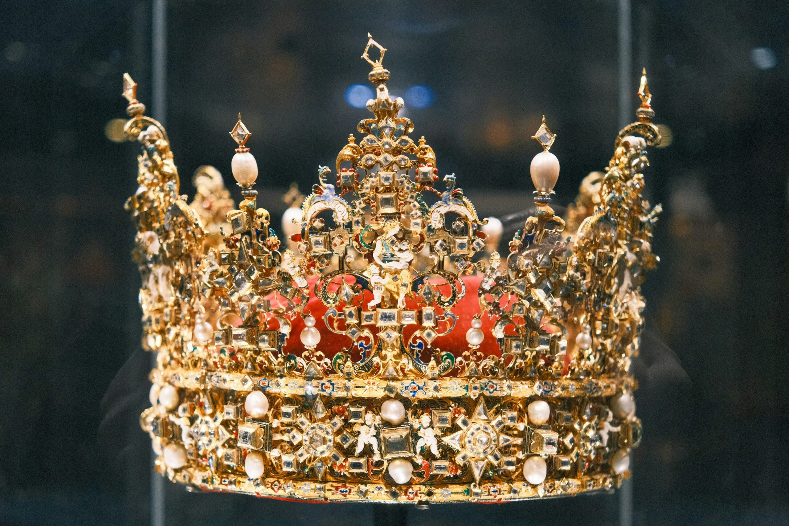 Corona dorada real