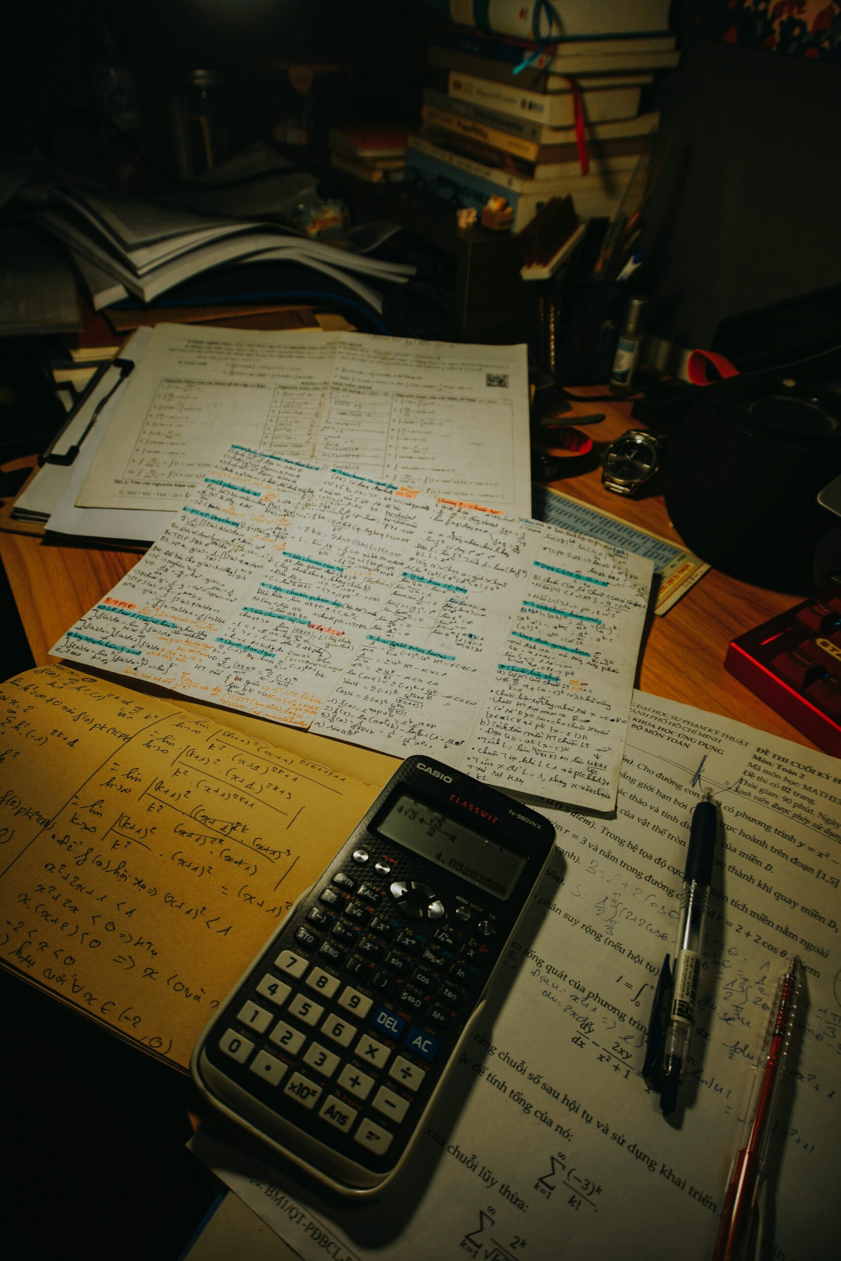 Escritorio de estudio con calculadora y apuntes