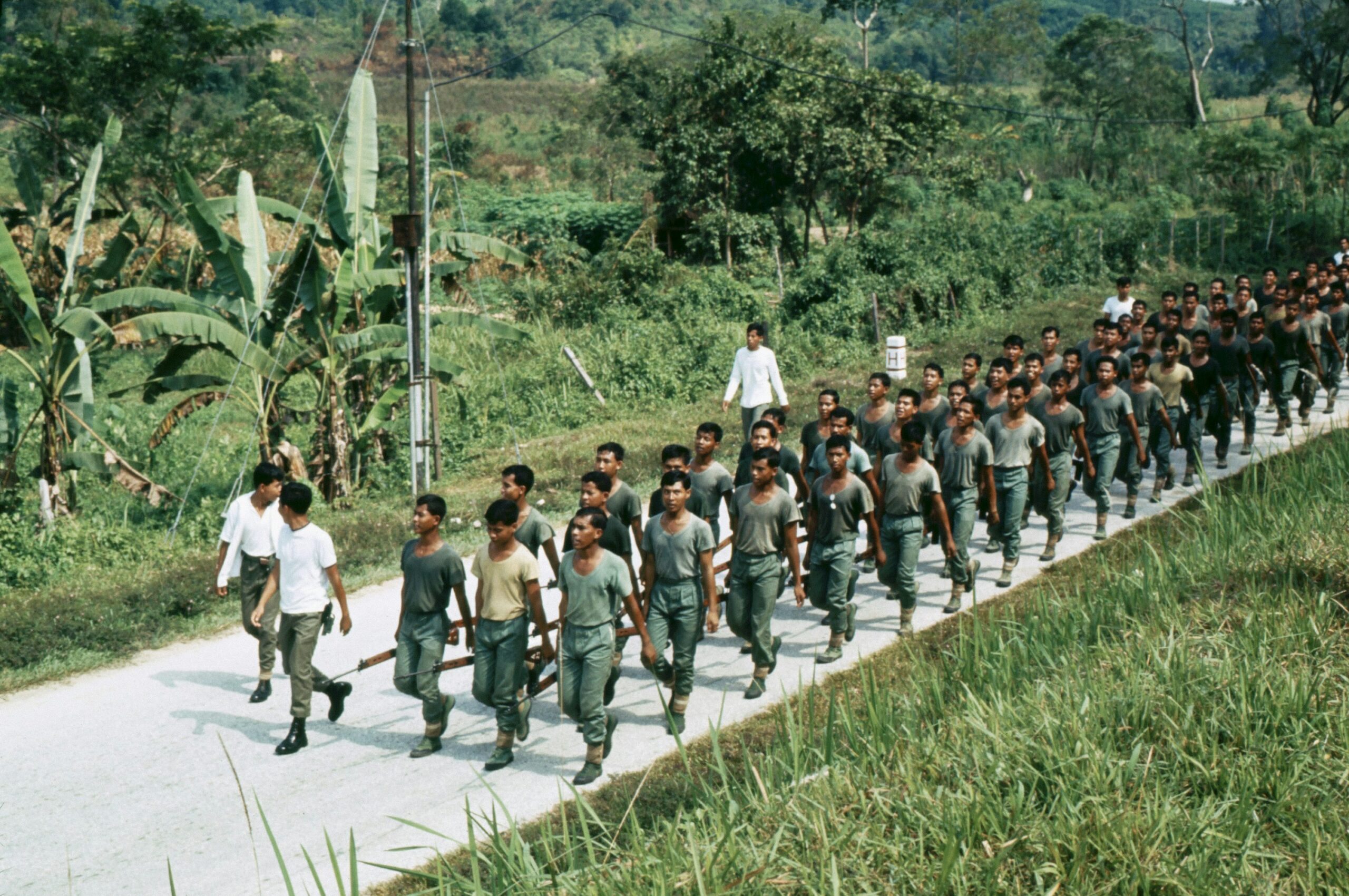 Soldados marchando en formación