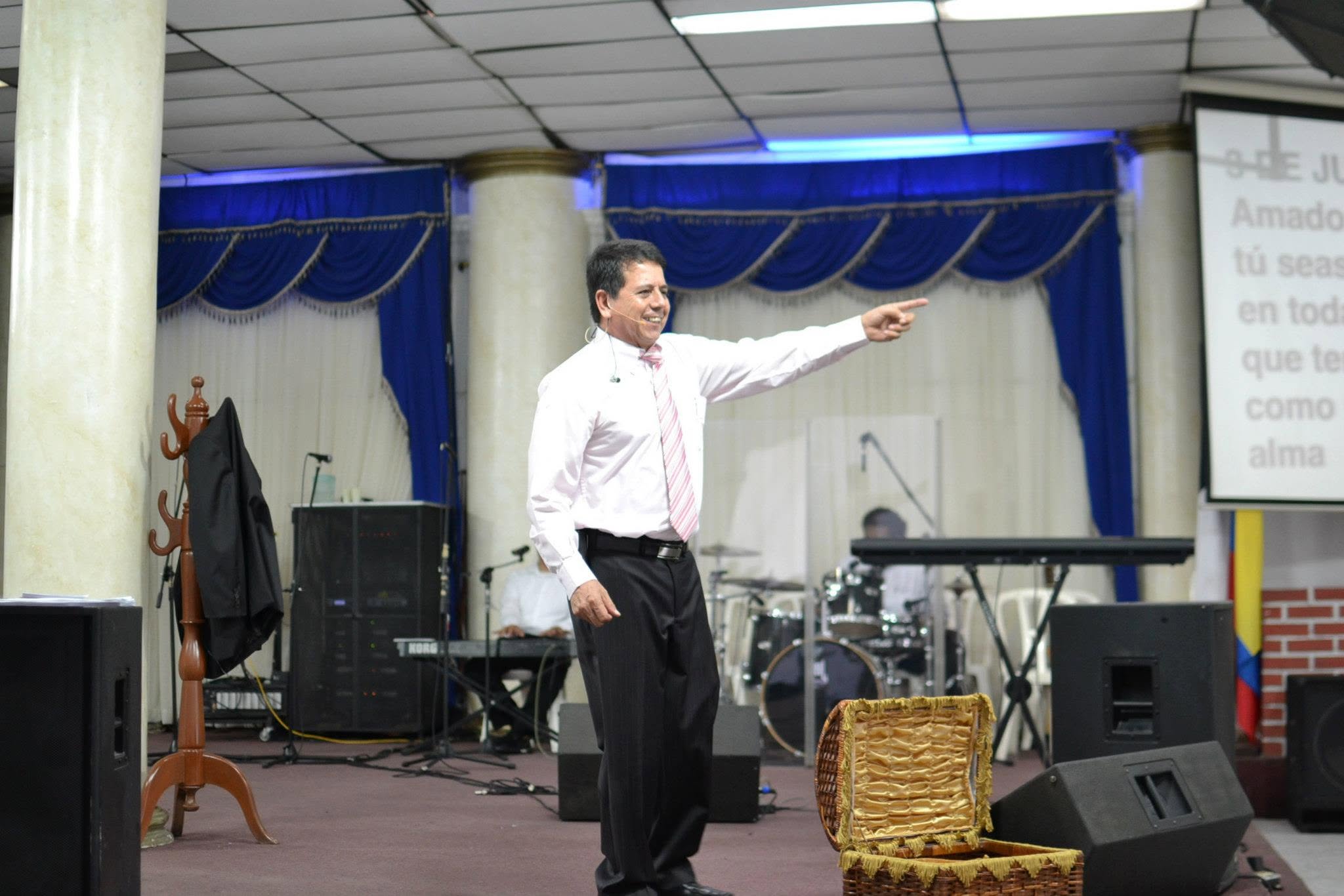Pastor Modesto Castañeda predicando